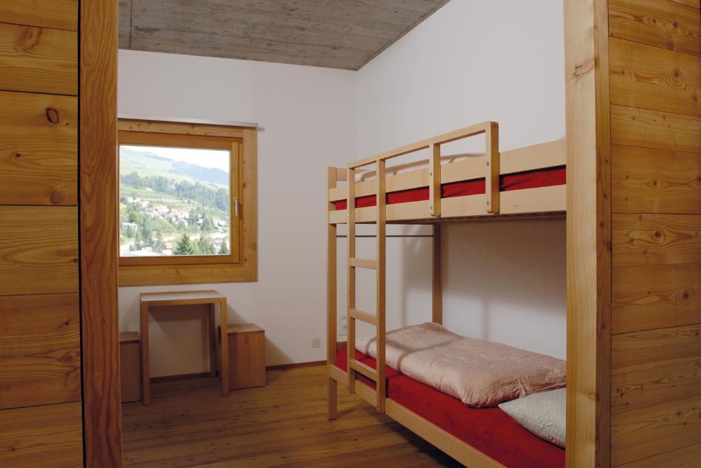 Einzelbett im Vierbettzimmer mit Dusche